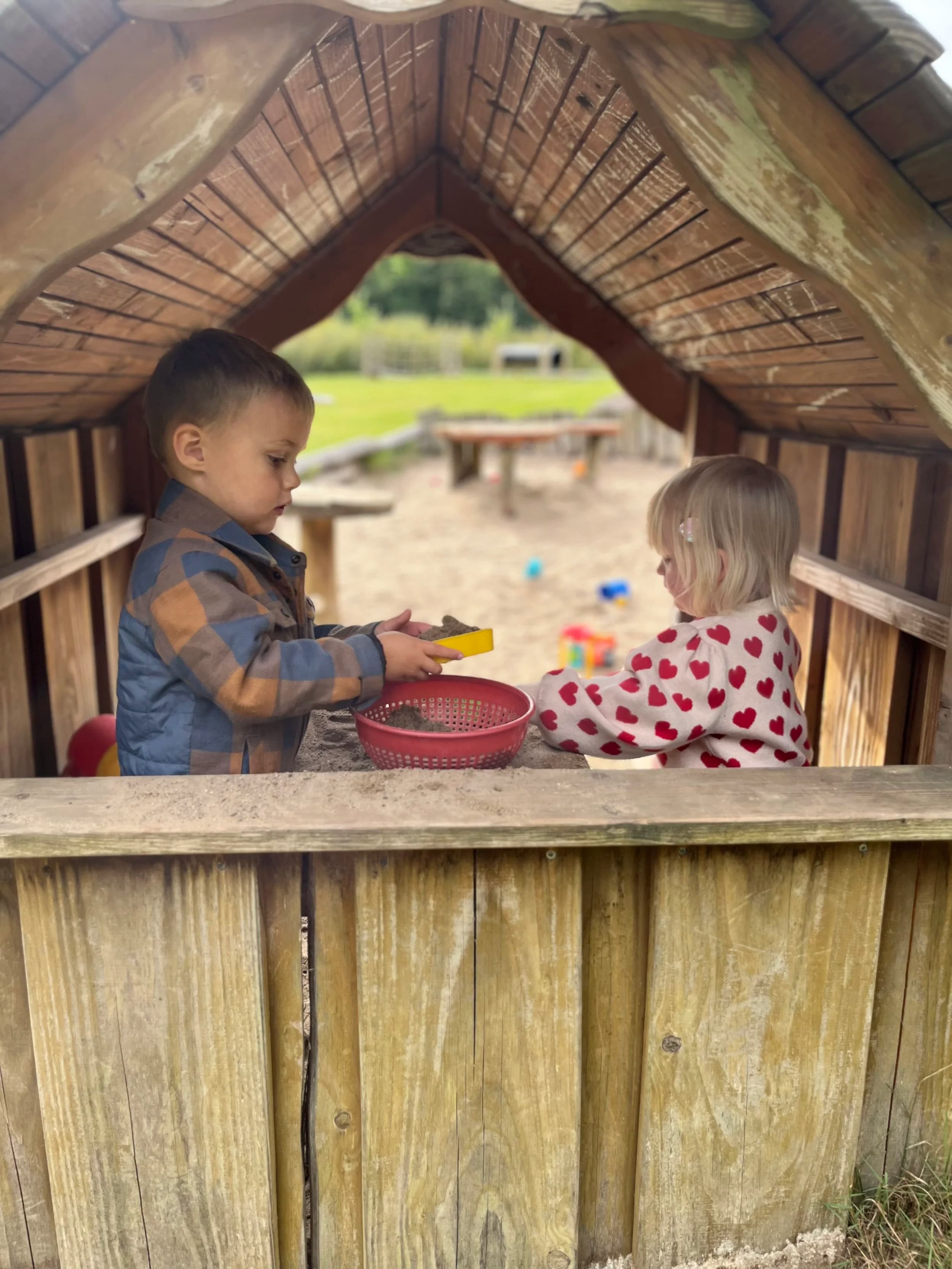 Sandkager på legepladsen ved Volden