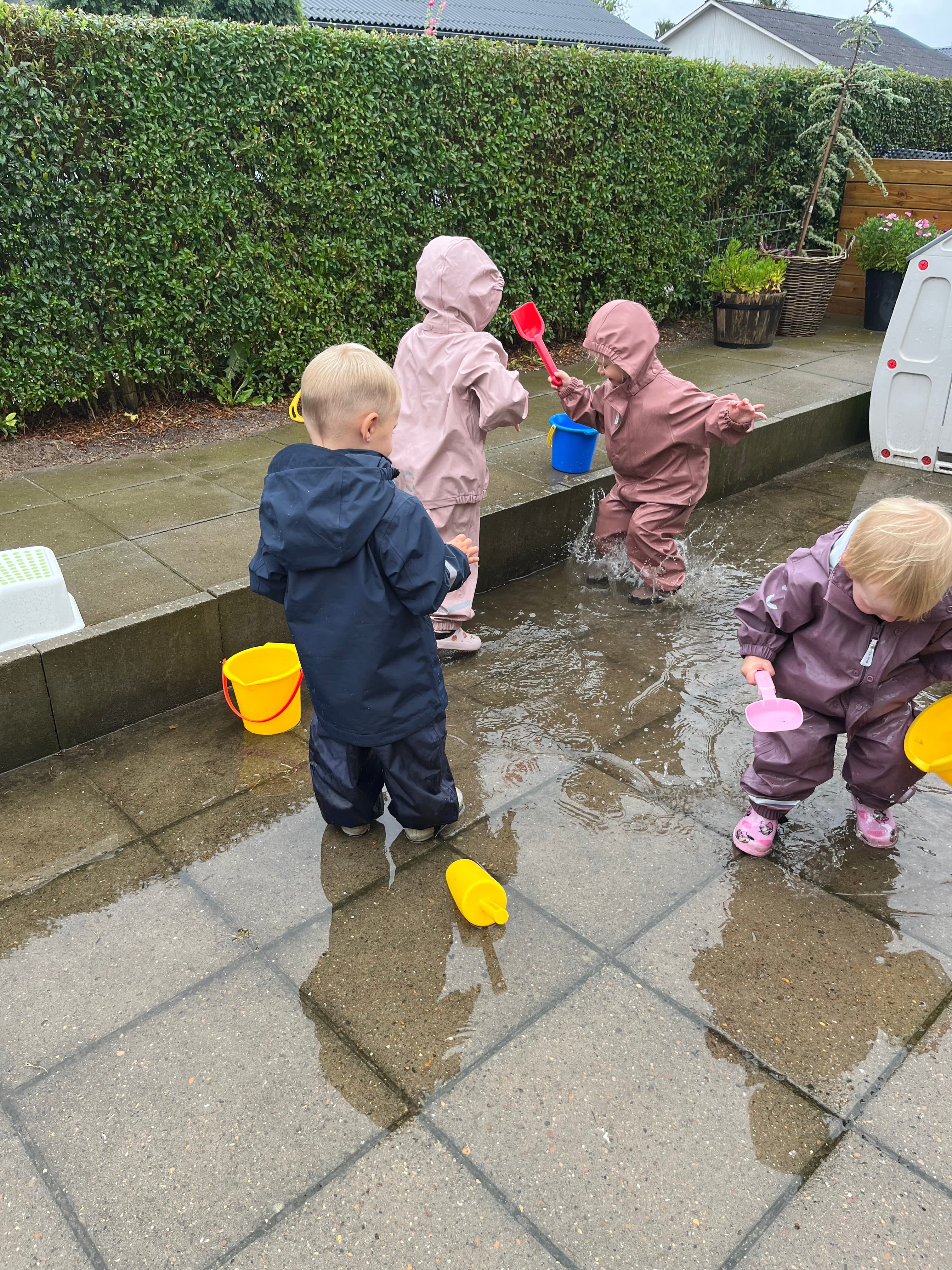 Leg i regnen i forhaven